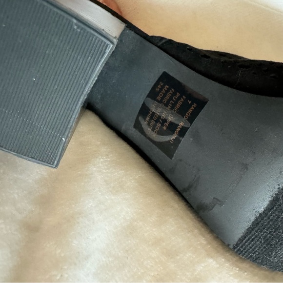 Black mesh designed heels with strap back - Picture 6 of 7